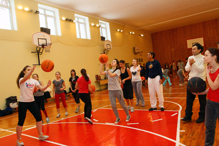 Nykesha Sales leads athletes during a shooting clinic while a Ukrainian coach observes to pick up on tips for the future. 
