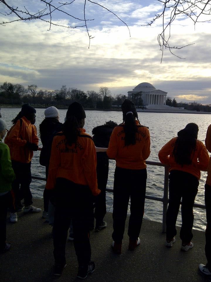 The delegation enjoys a running tour of the D.C. monuments.