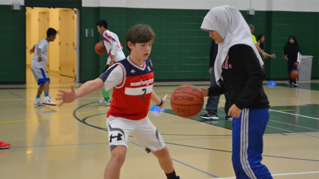 The visitors practice defense strategies with American counterparts during a clinic at George Mason University.