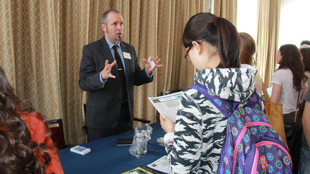 Students discuss Fulbright Program scholarship opportunities with Fulbright alumni and campus advisors during the U.S. Department of State’s Exchanges Information Fair at the University of Chicago.