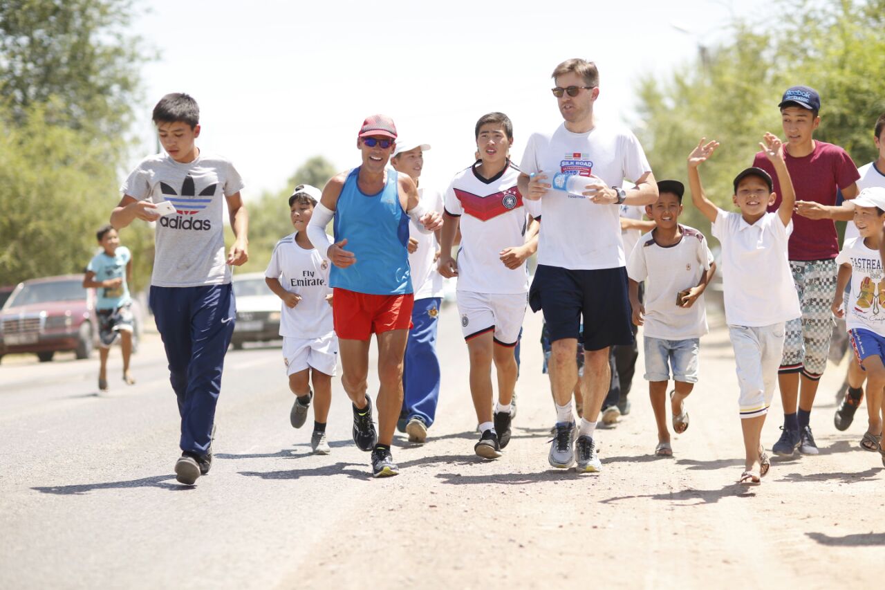 The crowd runs along with Dean