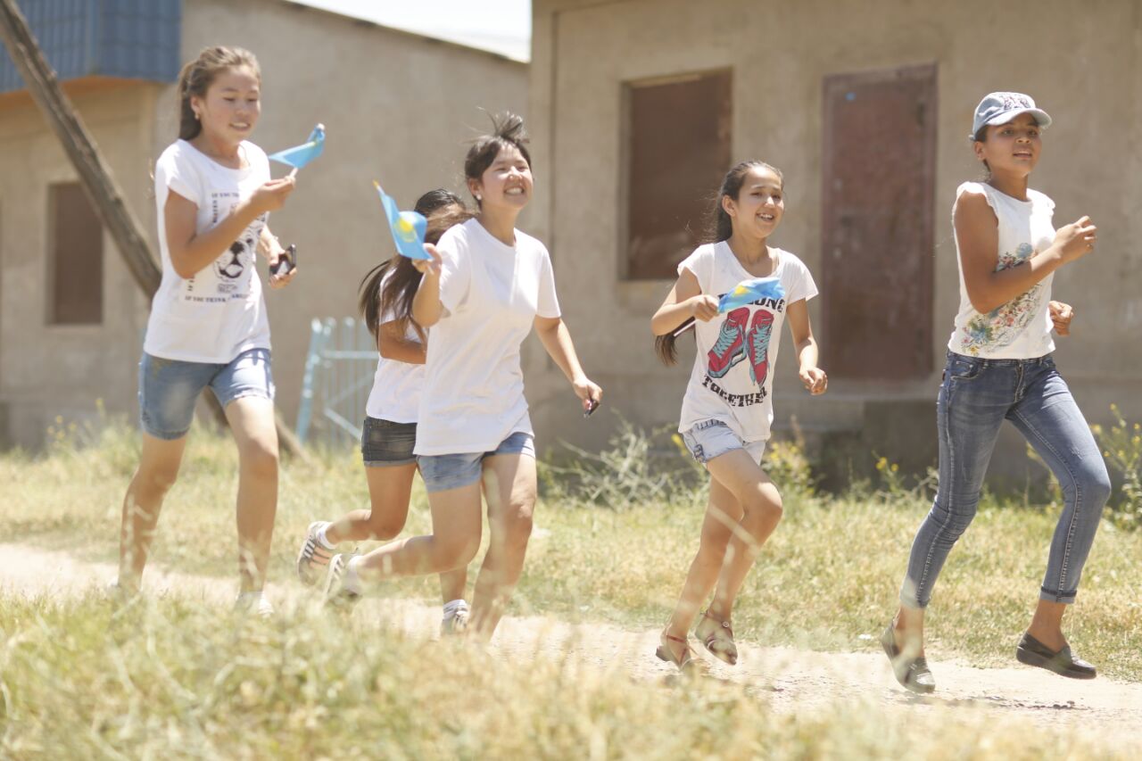 Kids running with Dean