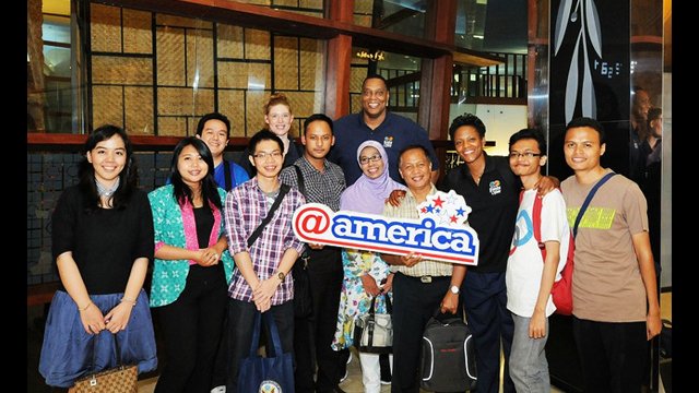 The Envoys visit the "@america" facility in Jakarta. "@america" is a cultural center where you can explore and experience the United States.