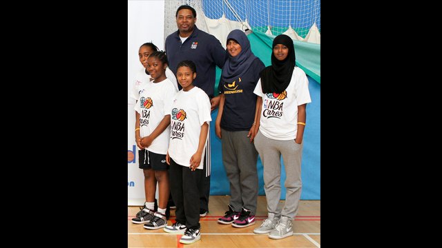 Former NBA Legend Sam Perkins poses with young players from London.