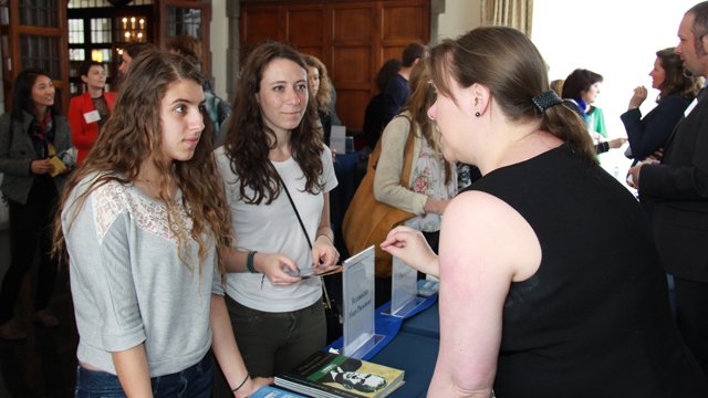 Students discuss Fulbright Program scholarship opportunities with Fulbright alumni and campus advisors during the U.S. Department of State’s Exchanges Information Fair at the University of Chicago.