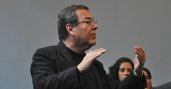 Fulbright alumnus David Ramirez directs a group of singers at his Costa Rican Promusica Choral Institute.
