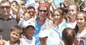 Dean Karnazes and group of kids smiling